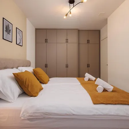 For - 2br With Free Garage Parking Apartman