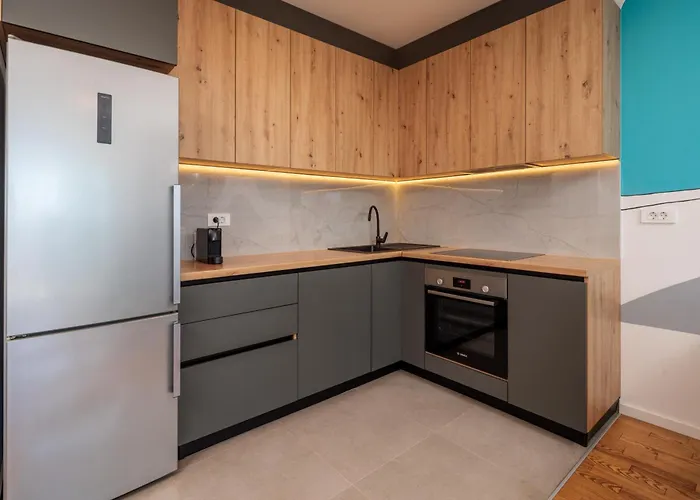 Apartment For - 2br With Free Garage Parking *