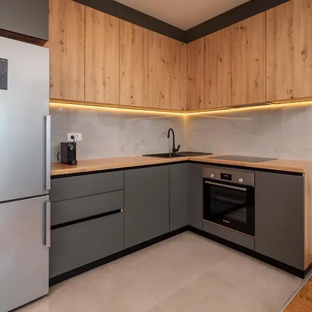 Appartement For - 2br With Free Garage Parking *