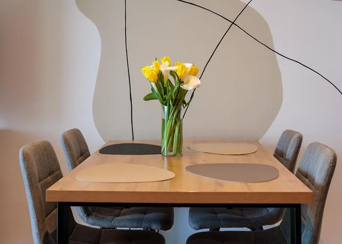 דירה For - 2br With Free Garage Parking *