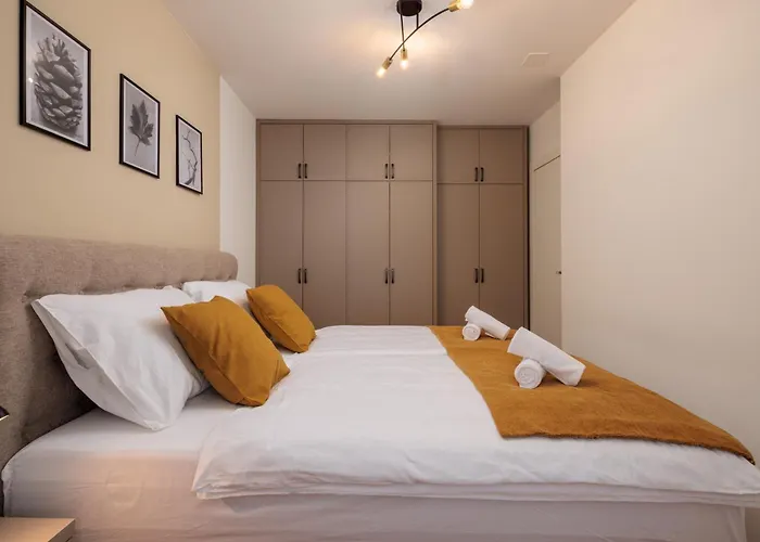 For - 2br With Free Garage Parking דירה